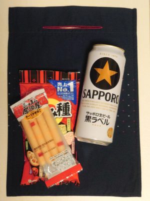 ハンカチになるエコバッグ。これくらい入ります。