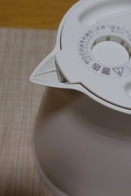 タイガー電気ケトル PCS-A080 の注ぎ口。細めにお湯が出る独自構造で急須に注ぎやすい。コーヒーのdpリップにも使えます。